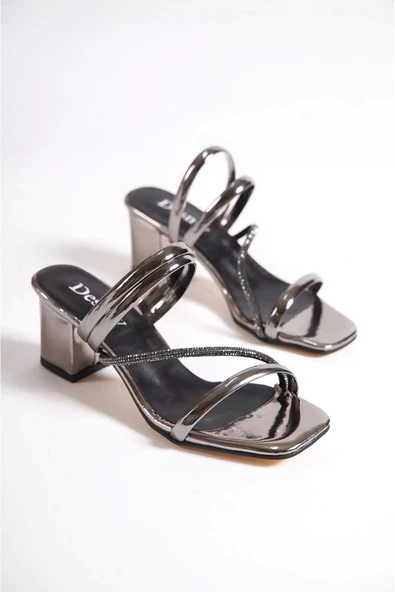 Estee Platin Rugan Topuklu Terlik - Resim 3