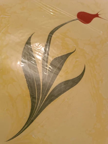 Ebru Sanatı -  Sarı Ebru Zemin üzerine Lale kompozisyon Ebruzen, Ressam: Serpil ( Tunca ) imzası .Ebat : 34x 49 cm. - 2