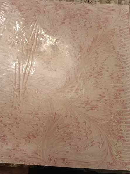 Ebru Sanatı - klasik Pembe karışık Desenli kompozisyon Ebruzen, Ressam: Serpil ( Tunca ) imzası .Ebat : 34x 49 cm. - 3