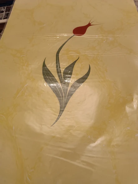 Ebru Sanatı -  Sarı Ebru Zemin üzerine Lale kompozisyon Ebruzen, Ressam: Serpil ( Tunca ) imzası .Ebat : 34x 49 cm.