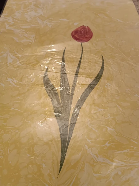 Ebru Sanatı -  Sarı Ebru Zemin üzerine Lale kompozisyon Ebruzen, Ressam: Serpil ( Tunca ) imzası .Ebat : 34x 49 cm.