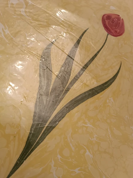 Ebru Sanatı -  Sarı Ebru Zemin üzerine Lale kompozisyon Ebruzen, Ressam: Serpil ( Tunca ) imzası .Ebat : 34x 49 cm. - 2