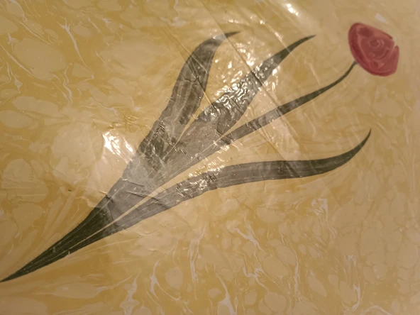 Ebru Sanatı -  Sarı Ebru Zemin üzerine Lale kompozisyon Ebruzen, Ressam: Serpil ( Tunca ) imzası .Ebat : 34x 49 cm. - 3