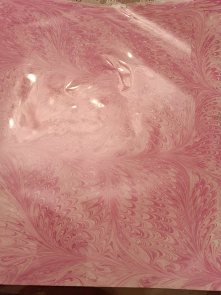 Ebru Sanatı -  Pembe Ebru Zemin üzerine klasik kompozisyon Ebruzen, Ressam: Serpil ( Tunca ) imzası .Ebat : 34x 49 cm. - 4