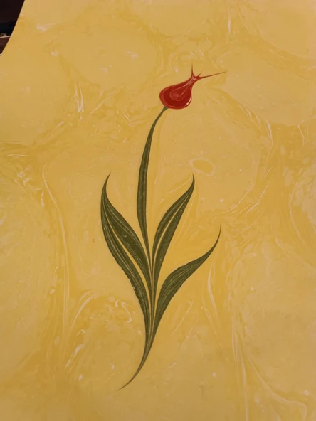 Ebru Sanatı -  Sarı Ebru Zemin üzerine  Al Lale kompozisyon Ebruzen, Ressam: Serpil ( Tunca ) imzası .Ebat : 34x 49 cm.