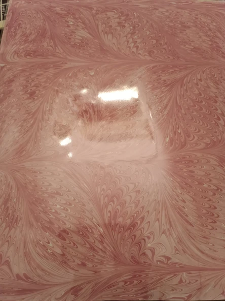 Ebru Sanatı -  Pembe Ebru Zemin üzerine klasik kompozisyon Ebruzen, Ressam: Serpil ( Tunca ) imzası .Ebat : 34x 49 cm. - 2