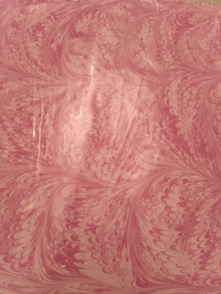 Ebru Sanatı -  Pembe Ebru Zemin üzerine klasik kompozisyon Ebruzen, Ressam: Serpil ( Tunca ) imzası .Ebat : 34x 49 cm. - 4