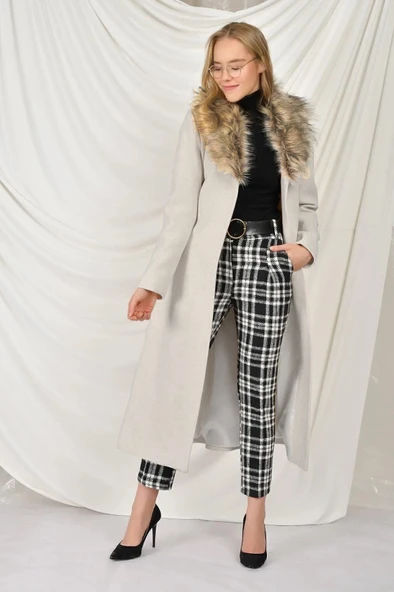 Yakası Kürklü Kaşe Kadın Kaban