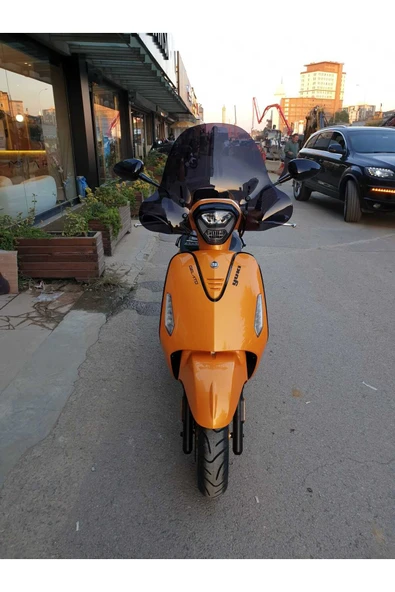 MOTOCAM Yuki Gelato Siperlik Ön Cam 2023 2024 Model 43cm Siyah Renkli 4mm APARATSIZDIR