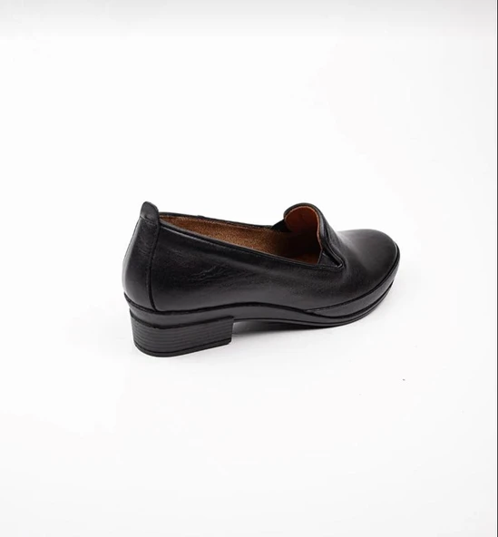 ÇİĞDEM SİYAH HAKİKİ DERİ YANLARI LASTİKLİ KADIN TOPUKLU ORTOPEDİK GÜNLÜK AYAKKABI - Resim 5