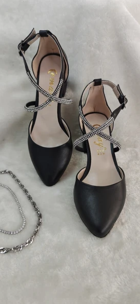 ÇİĞDEM SİYAH ÇAPRAZ TAŞ BANTLI SİVRİ BURUN TOPUKLU AYAKKABI (CMY AT9) - 2