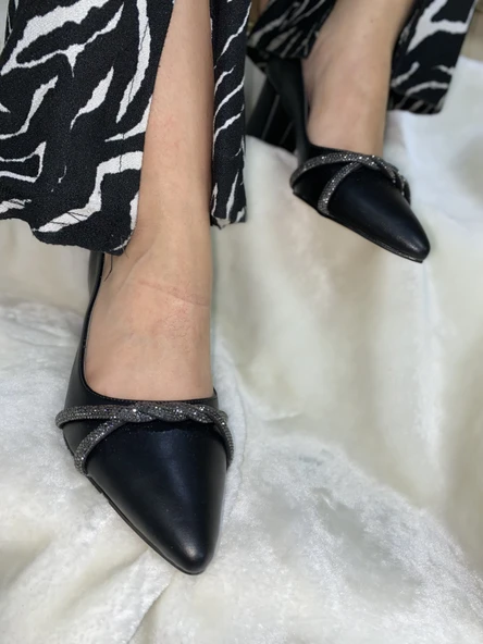 ÇİĞDEM SİVRİ BURUN KALIN ÖKÇE ÖNÜ TAŞLI SİYAH TOPUKLU AYAKKABI - Resim 2