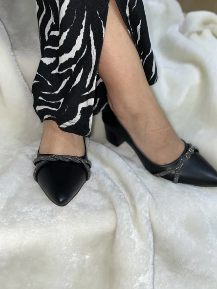 ÇİĞDEM SİVRİ BURUN KALIN ÖKÇE ÖNÜ TAŞLI SİYAH TOPUKLU AYAKKABI - Resim 5