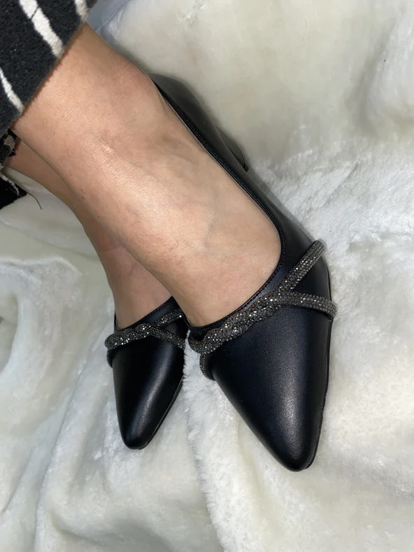 ÇİĞDEM SİVRİ BURUN KALIN ÖKÇE ÖNÜ TAŞLI SİYAH TOPUKLU AYAKKABI - Resim 4