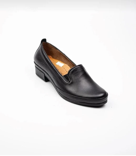 ÇİĞDEM SİYAH HAKİKİ DERİ YANLARI LASTİKLİ KADIN TOPUKLU ORTOPEDİK GÜNLÜK AYAKKABI - Resim 2