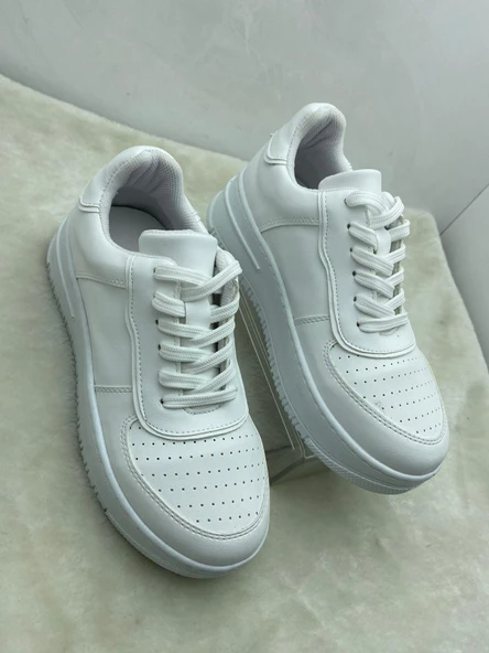 ÇİĞDEM BEYAZ DERİ YÜKSEK TABAN DELİKLİ KADIN SPOR AYAKKABI - Resim 5