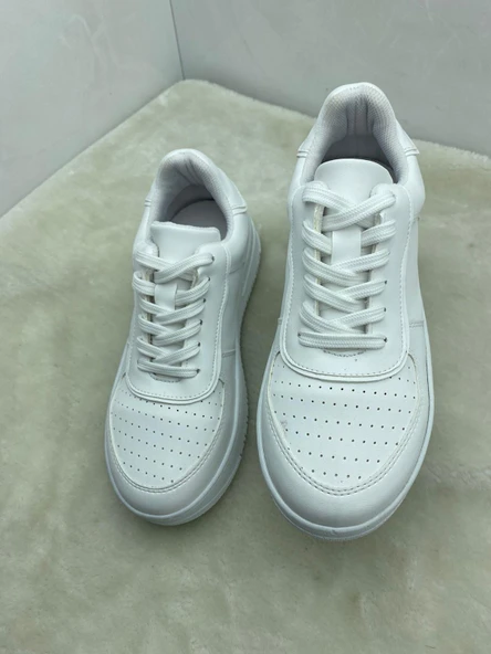 ÇİĞDEM BEYAZ DERİ YÜKSEK TABAN DELİKLİ KADIN SPOR AYAKKABI - Resim 2