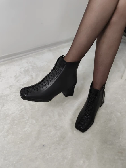 TENA KÜT BURUN ÖNDEN SÜS BAĞLI KADIN KISA BOT (MYS B8) - Resim 2