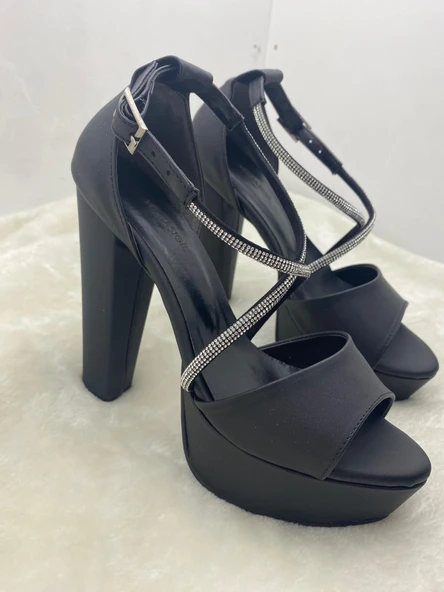 ÇİĞDEM SİYAH SATEN ÇAPRAZ TAŞ BANTLI PLATFORM TOPUKLU AYAKKABI ürün görseli