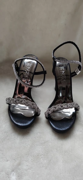 ÇİĞDEM SİYAH TAŞLI BİLEKTEN GEÇMELİ TOPUKLU AYAKKABI (ENZ T1A) - 2