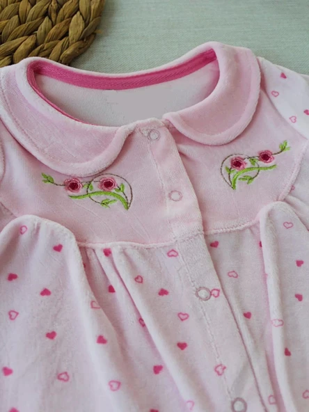 Çiçek Nakışlı Kalp Desenli Kadife Kumaş Kız Bebek Tulumu Pembe - 4