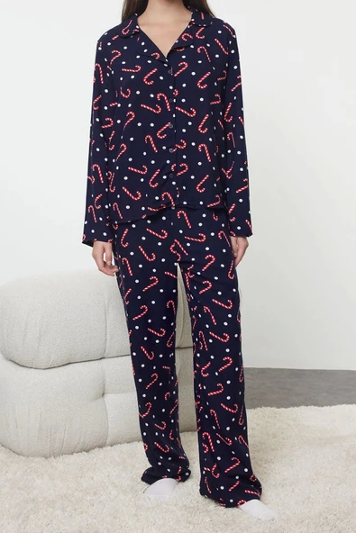 Tarz Rahat Uzun Kollu Geniş Paça Puantiyeli Yılbaşı Temalı Viskon Dokuma Pijama Takımı