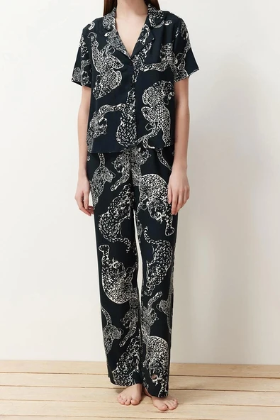 Tarz Rahat Kısa Kollu Boru Paça Kaplan Desenli Viskon Dokuma Pijama Takımı