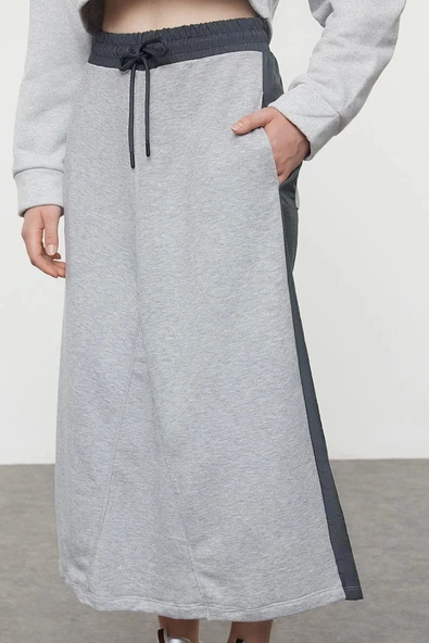 Modern Tarz Astarsız Örme Maxi Boy Paraşüt Detaylı Lastik Bel Relaxed Rahat Kalıp Midi Etek