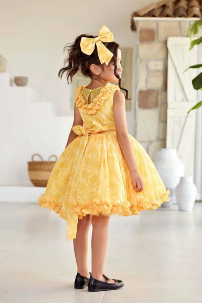 Kız Çocuk Yakası ve Etek Ucu Fırfırlı Üzeri Gül Baskılı Kolsuz Sarı Elbise - Resim 2