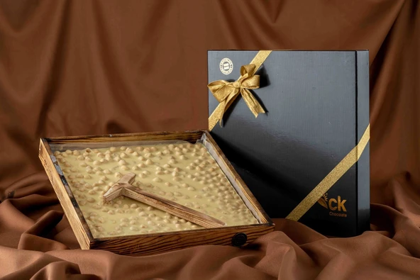 Çekiçli Ahşap Kutu Fildişi Fındıklı Beyoğlu Çikolata (1000 g)