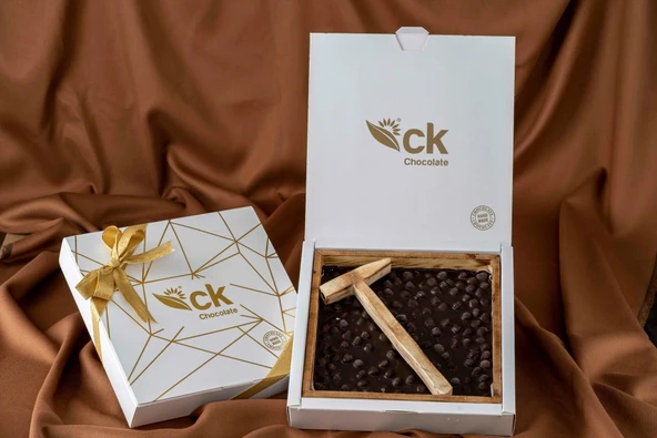 Bitter Çikolatalı Fındıklı Beyoğlu Çikolatası  Çekiçli Ahşap Kutu (500 g)