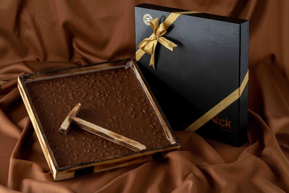 Çekiçli Ahşap Kutu Sütlü Antep Fıstıklı Beyoğlu Çikolata (1000 g)