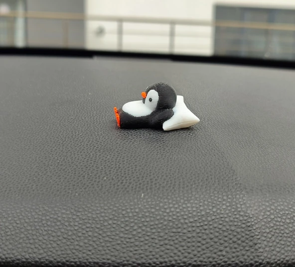 Sevimli Yastıkta Uyuyan Penguen