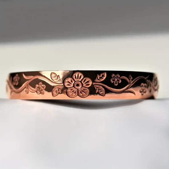 Vintage Bakır Bileklik El İşlemeli Erik Çiçeği Desenli, Açık Kelepçe Tasarım, Antialerjik ürün görseli 1