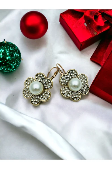 Yonca Figür İnci Detaylı Küpe ürün görseli