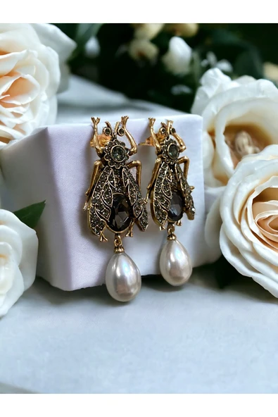 Mayorka İnci Sallantılı Kraliçe Arı Figür Küpe - Resim 2