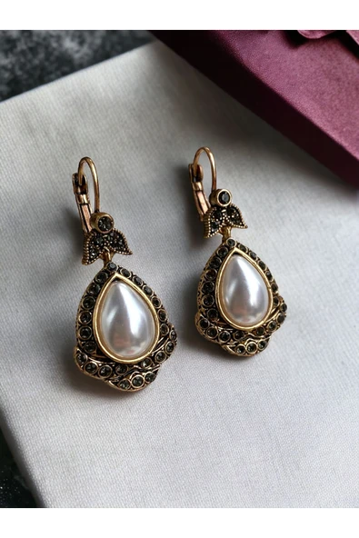 Kristal Taşlı Fiyonk Figür İnci Küpe - Resim 3