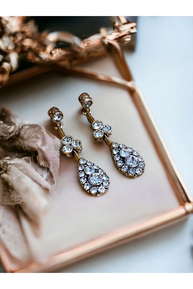 Kristal Taşlı Sallantılı Küpe ürün görseli