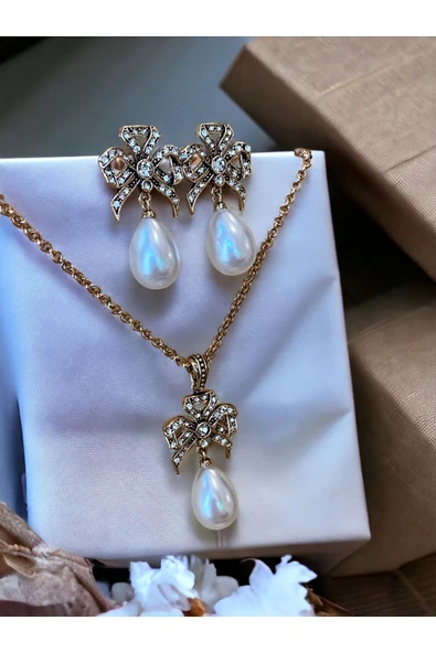 Zirkon Taşlı Fiyonk Figür Mayorka İnci Kolye ve Mayorka İnci Küpe Seti - 2