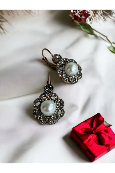 Kristal Taşlı Çiçek Figür İnci Küpe ürün görseli