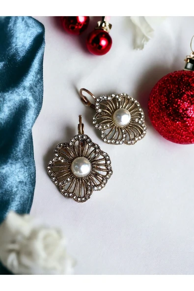 İnci Sallantılı Çiçek Figür Küpe ürün görseli