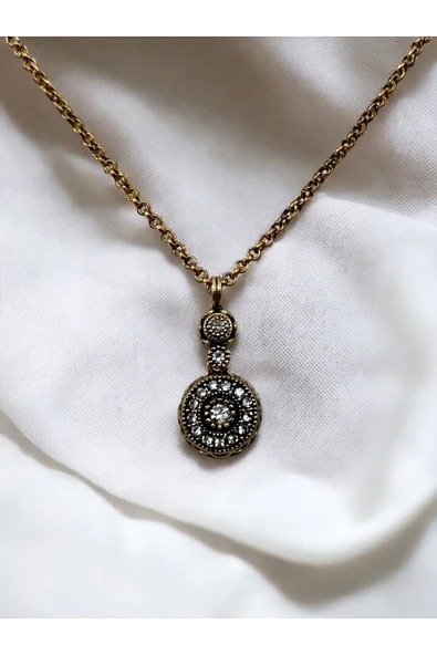 Kristal Taşlı Madalyon Kolye ürün görseli
