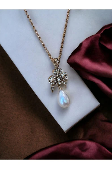 Zirkon Taşlı Fiyonk Figür Mayorka İnci Kolye ve Mayorka İnci Küpe Seti - 5