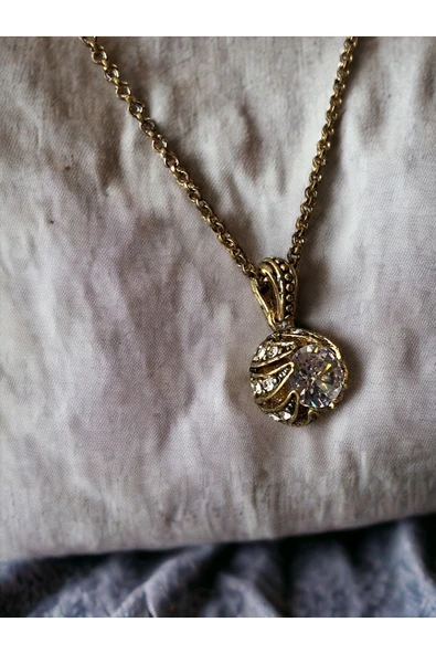 Zirkon Taşlı Sarmal Kolye ürün görseli