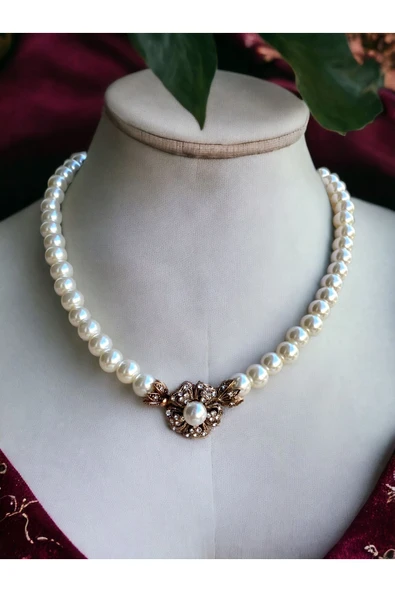 Beyaz Kristal Taşlı Yonca Figür İnci Kolye ürün görseli