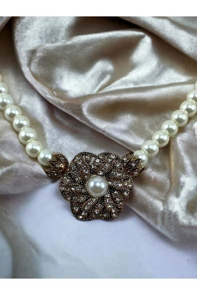 Kristal Taşlı Çiçek Figür Inci Kolye - Resim 3