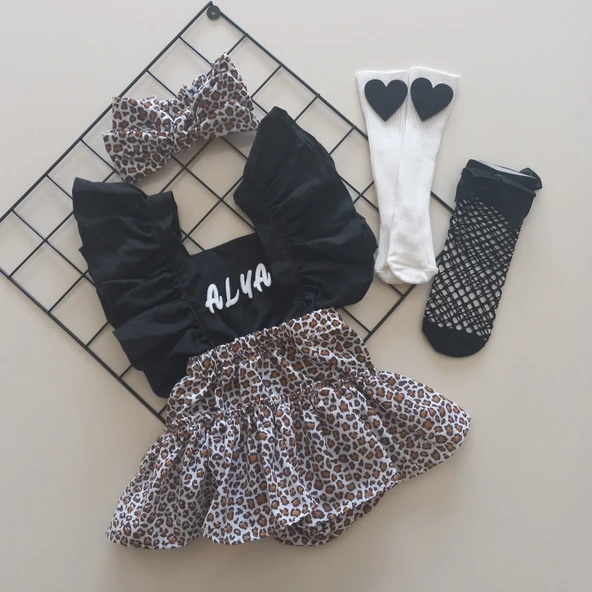 MARS BABY İsimli Kız Bebek Leopar Desenli Fırfırlı Salopet Bandana Siyah Çorap Takım ürün görseli 1