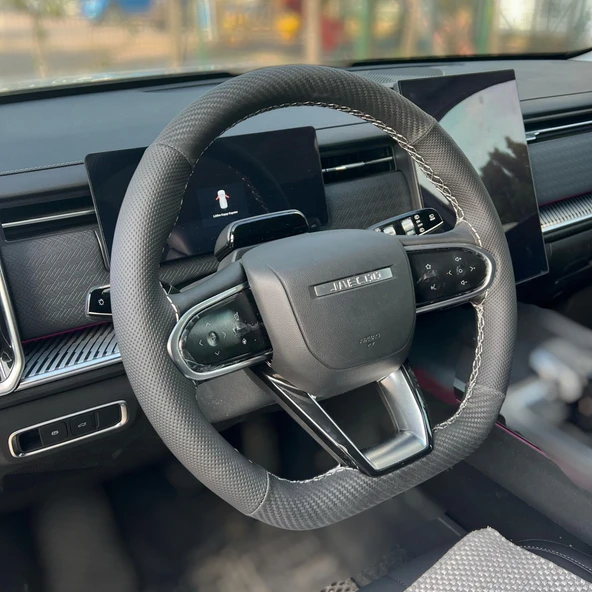 DİKİŞLİ DİREKSİYON KILIFI İTHAL NOKTALI KARBON DERİ GRİ DİKİŞLİ JAECOO İÇİN ürün görseli