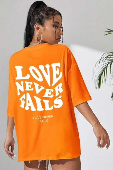 Unisex Love Never Fails Baskılı T-shirt - 3