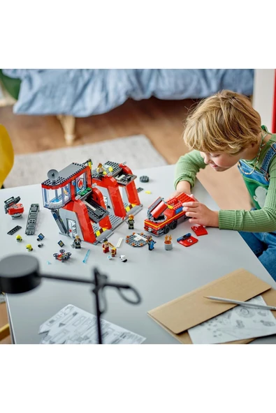 LEGO ® City İtfaiye Kamyonlu İtfaiye Merkezi 60414 -  Yaratıcı Oyuncak Yapım Seti (843 Parça) - 8